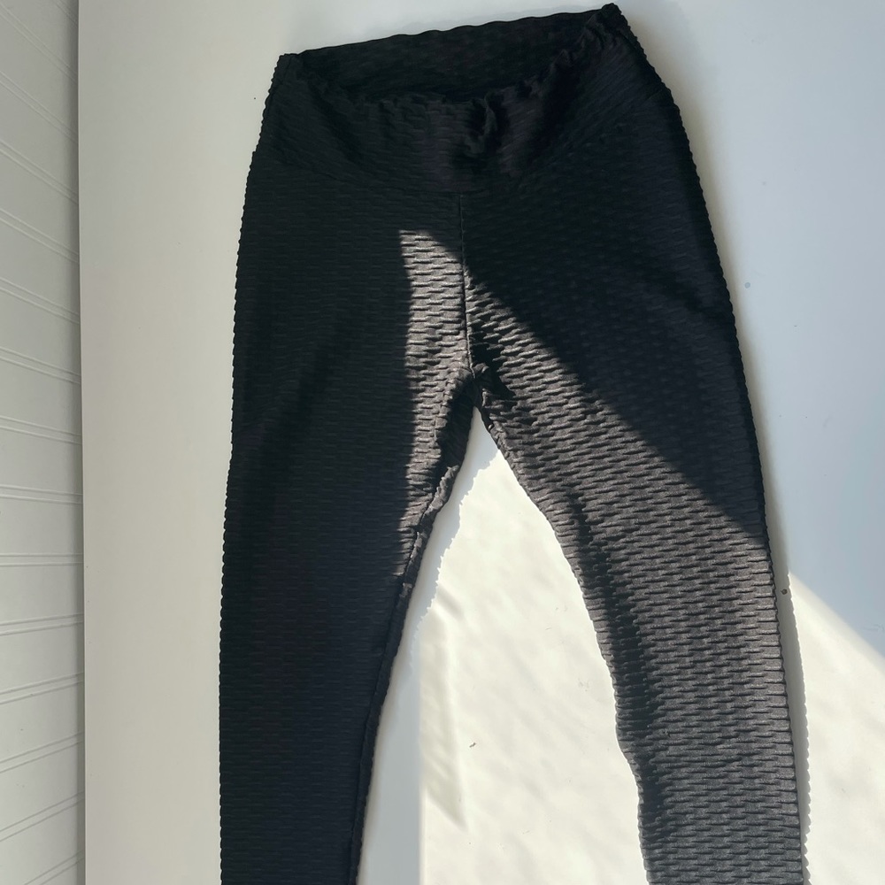 Black scrunch leggings, fit big size small, in great condition